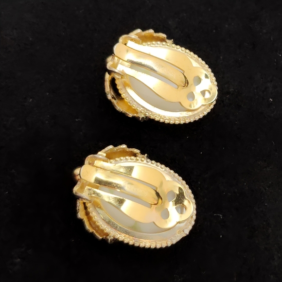 Vintage Whiting & Davis Floral Painted Porcelain Cameo Clip on Earrings - Picture 4 of 14